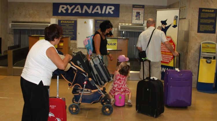 Passatgers a l'Aeroport de Girona (arxiu) © ACN