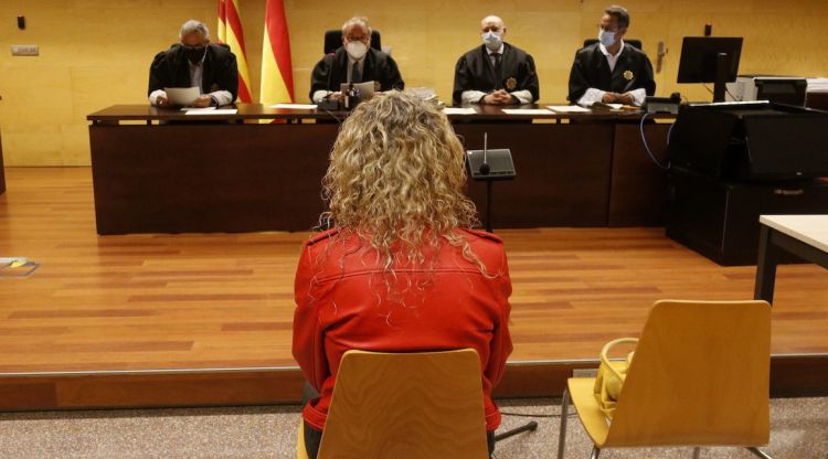 La dona que va estafar una anciana de Vilablareix, d'esquenes durant el judici a l'Audiència de Girona. ACN