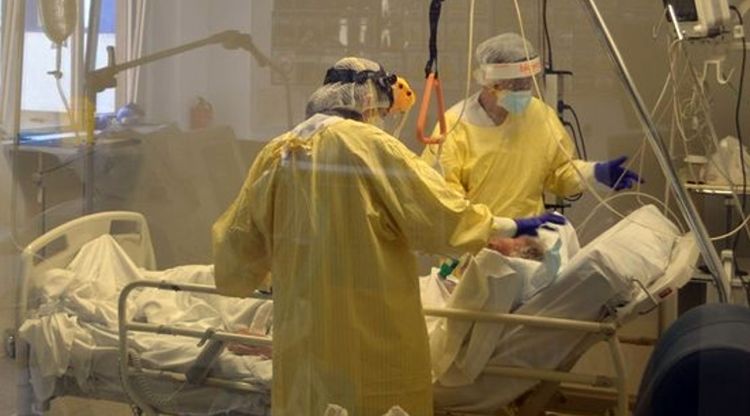 Personal de l'hospital de Palamós atenent un pacient covid durant la cinquena onada del virus