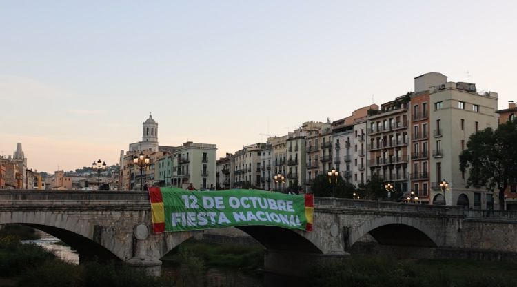 La pancarta desplegada per Vox al pont de Pedra de Girona per commemorar el Dia de la Hispanitat
