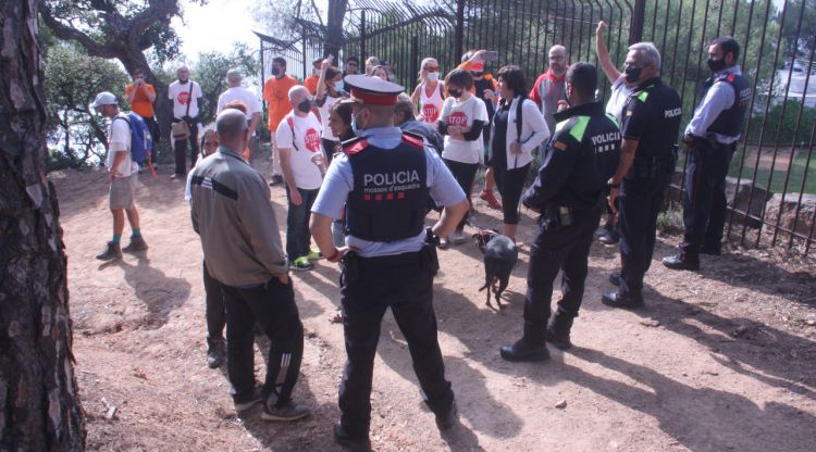 La Policia Local i els Mossos impedint el pas als manifestants de SOS Costa Brava. ACN