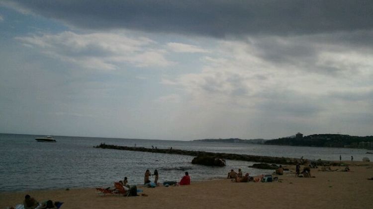 La platja de Sant Antoni de Calonge, al Baix Empordà, en un dia ennuvolat d'aquest juliol © ACN