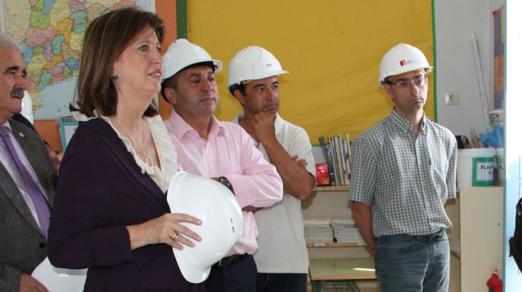 Irene Rigau durant la visita a l'escola Rocalba de Sant Feliu de Pallerols © ACN