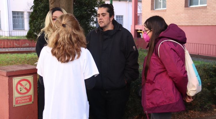 Diverses persones trans parlant amb una professional sanitària de la Unitat de Trànsit de Girona. ACN