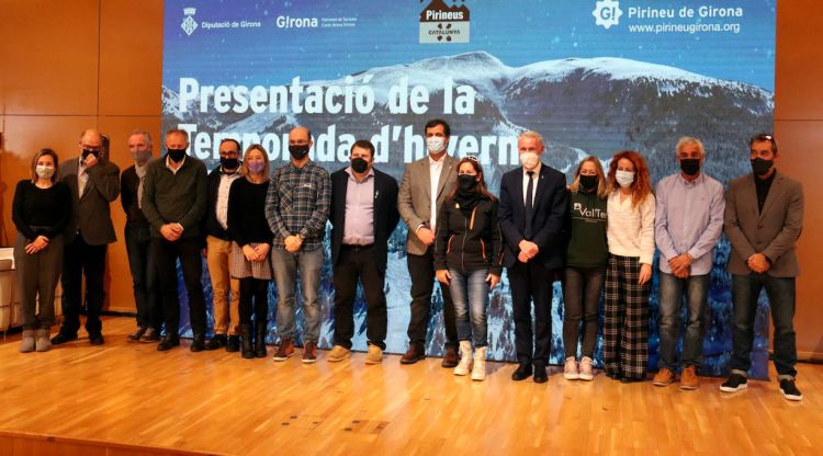 Autoritats, representants de les estacions d'esquí i agents turístics, a la presentació de la Temporada d'hivern 2021/2022. ACN
