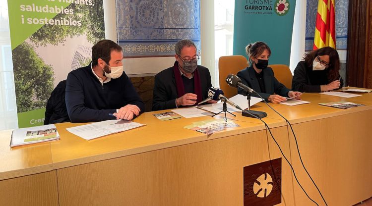 L'acte de signatura del conveni a Olot