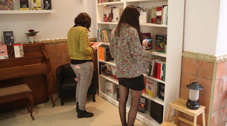 Clientes en una de les noves llibreries que han obert a Calonge. ACN