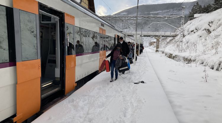 Els esquiadors baixant del primer Tren Blanc de la temporada a La Molina. ACN