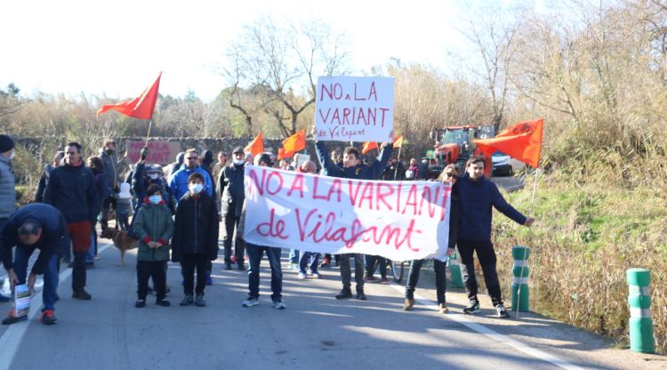 Un moment de la protesta passant pel riu Manol a l'entrada de Vilafant per l'N-II. ACN