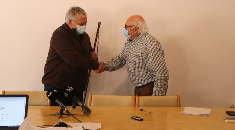 Joan Casadevall (esquerre) rep la vara d'alcalde de Setcases (Ripollès) de la mà del president de la mesa i ex alcalde Carlos Fernández. ACN