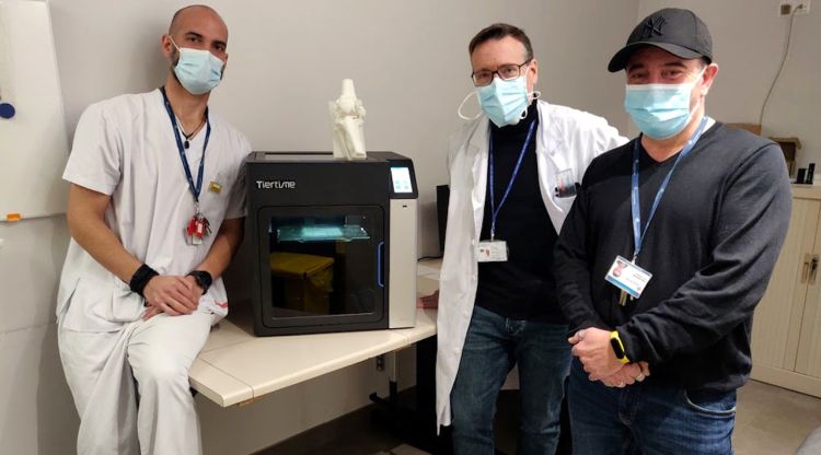 Personal mèdic i sanitari de radiologia i traumatologia de l'hospital de Palamós, al costat d'una impressora 3D