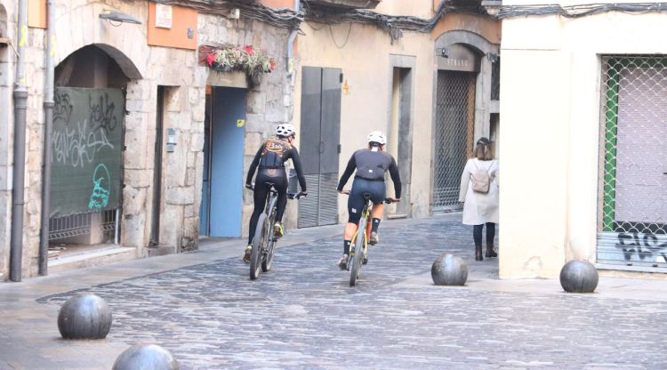 Dos ciclistes circulant pel Barri Vell de Girona. ACN