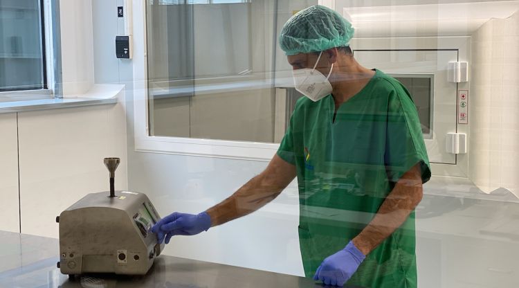 Un sanitari de l'Hospital de Cerdanya comprovant el funcionament d'un aparell. ACN