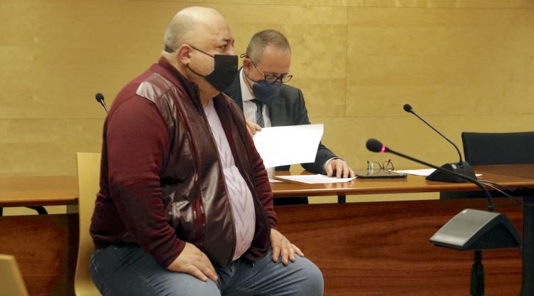 L'acusat d'executar a trets un empresari en un descampat de Lloret de Mar l'any 2012. Foto del primer dia de judici a l'Audiència de Girona. ACN