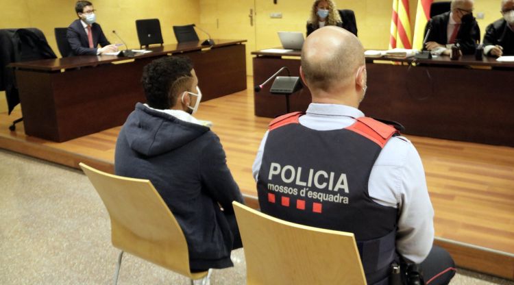 D'esquenes i custodiat pels Mossos, el pare que va abusar de la filla de 9 anys a Salt i Figueres. ACN
