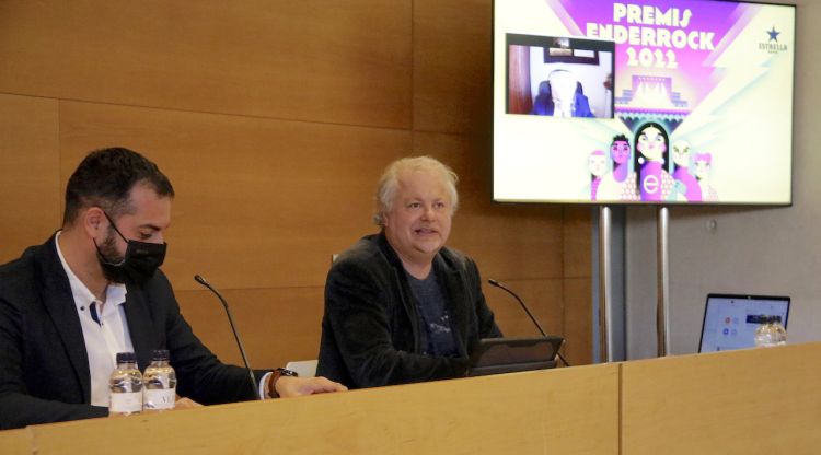 El vicealcalde de Girona, Quim Ayats, i el director editorial de Grup Enderrock, Lluís Gendrau, durant la roda de premsa d'avui. ACN