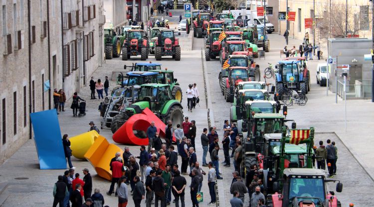 Filera de tractors davant la seu de la Generalitat a Girona. ACN