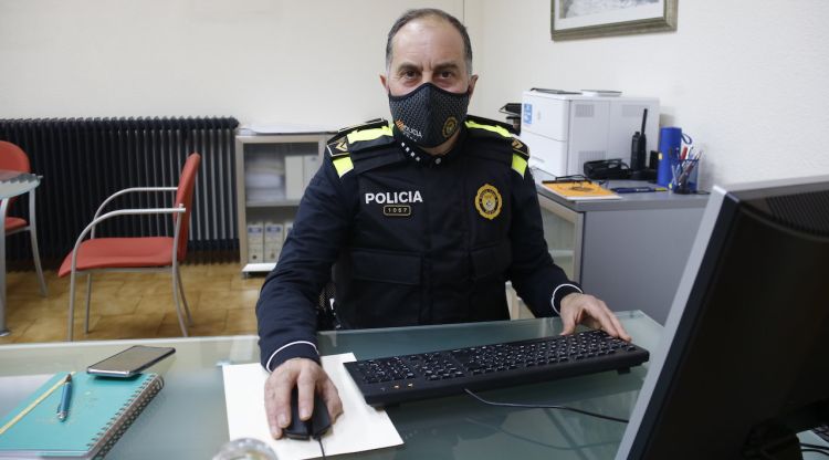 El cap de la Policia Local de Ripoll, Francesc Campayo, al seu despatx. ACN