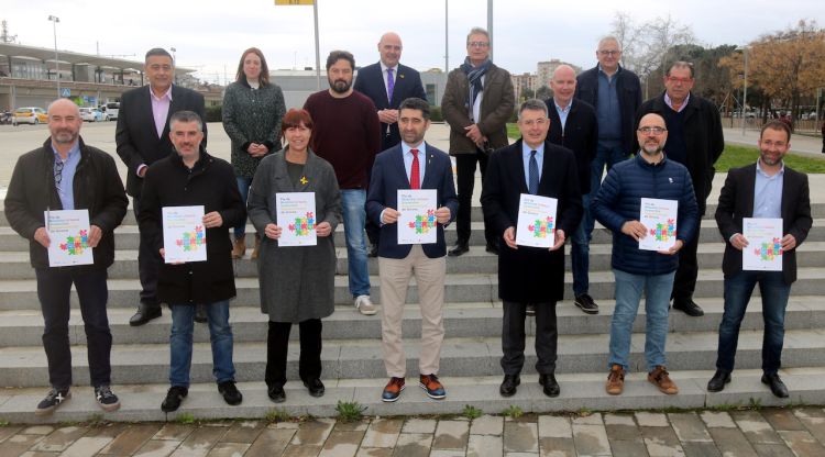 Foto de família dels onze municipis que formen part del Pla de Mobilitat Urbana Sostenible Supramunicipal, amb el vicepresident del Govern i la Diputació de Girona. ACN