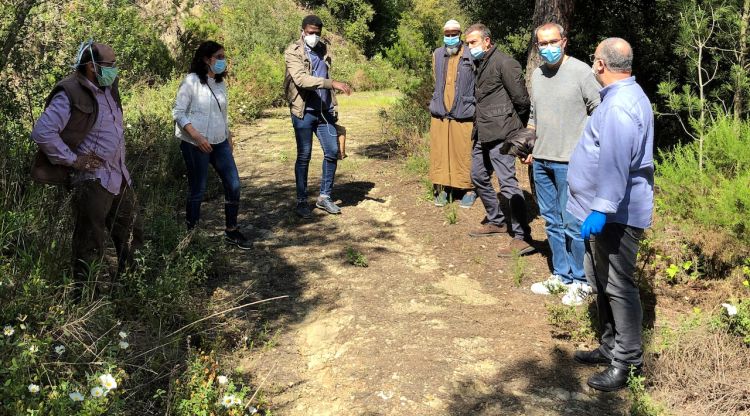 Representants de la comunitat musulmana de Girona amb el regidor de JxCat Martí Terés a l'emplaçament proposat per acollir el cementiri islàmic de la ciutat. ACN