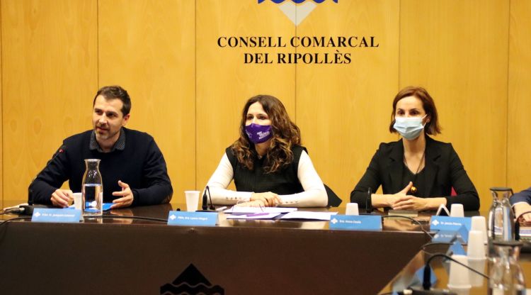 D'esquerra a dreta: Joaquim Colomer, (president del Consell Comarcal del Ripollès), Laura Vilagrà (consellera de la Presidència) i Anna Caula (secretaria general de l'Esport) el passat 22 de març. ACN