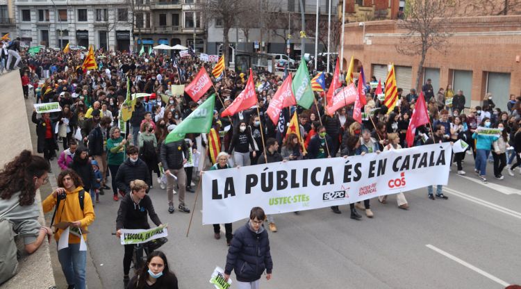 La manifestació en defensa de l'escola en català en el moment en què passaven per davant de la subdelegació del govern espanyol a Girona. ACN