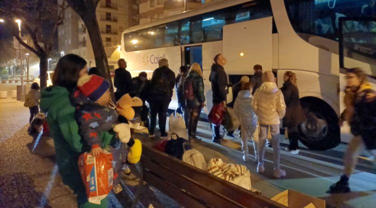 Diversos infants i mares refugiades d'Ucraïna baixen d'un autobús que els ha portat de Cracòvia a Girona. ACN