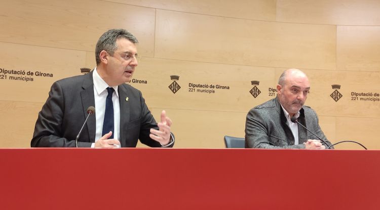 El president de la Diputació de Girona, Miquel Noguer, en priumer terme i el diputat provincial, Josep Maria Bagot al seu costat durant la presentació dels fons. ACN
