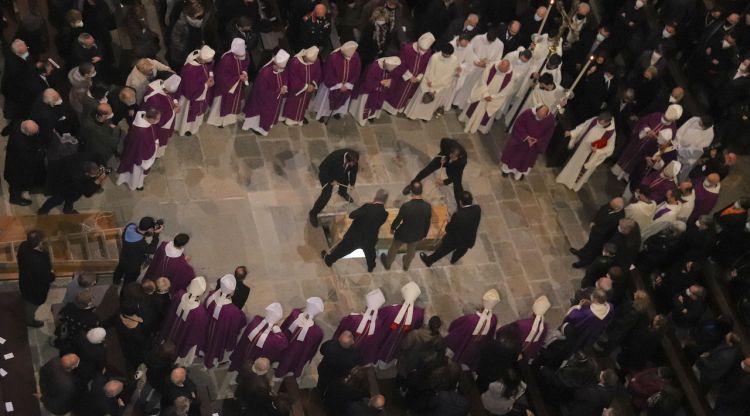 Els treballadors de la funerària baixen el cos del bisbe de Girona, Francesc Pardo, a la tomba que hi ha al mig de la catedral davant de la quinzena d'autoritats eclesiàstiques. ACN