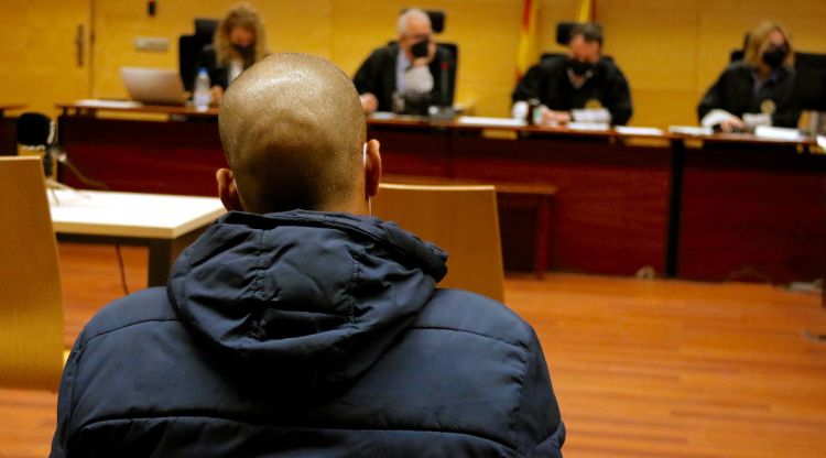 L'acusat, d'esquenes, durant el judici a la Secció Quarta de l'Audiència de Girona. ACN