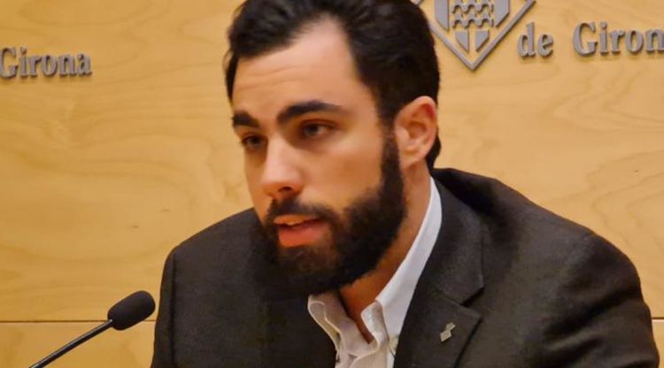 El regidor no-adscrit de l'Ajuntament de Girona, Daniel Pamplona, en una roda de premsa a la sala Miquel Diumé. ACN