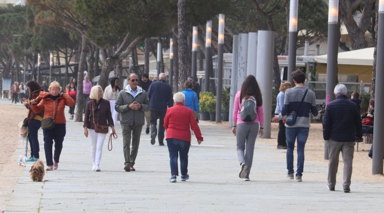 Gent passejant al passeig marítim de Platja d'Aro durant aquesta Setmana Santa. ACN