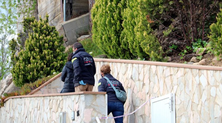 Investigadors dels Mossos entrant a la casa de Lloret de Mar on han localitzat tres cossos. ACN
