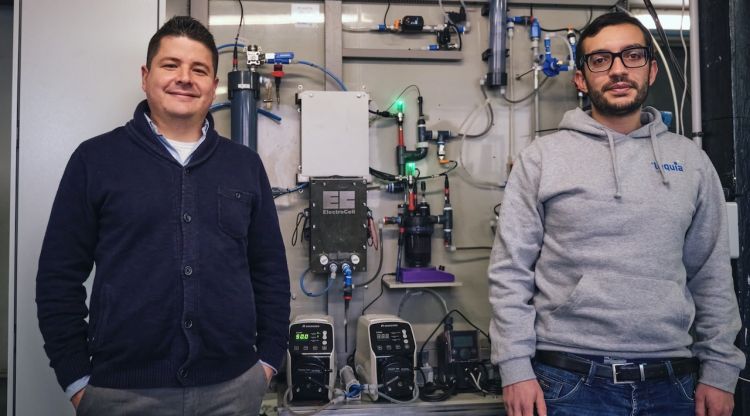 Luis López (esquerra) i Paolo Dessi als laboratoris del grup de recerca LEQUIA, davant d'una planta pilot d'electrosíntesi microbiana.