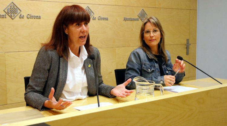 L'alcaldessa de Girona, Marta Madrenas, i la regidora de Drets Socials, Núria Pi, durant la presentació de la marca 'A Girona ens cuidem'. ACN
