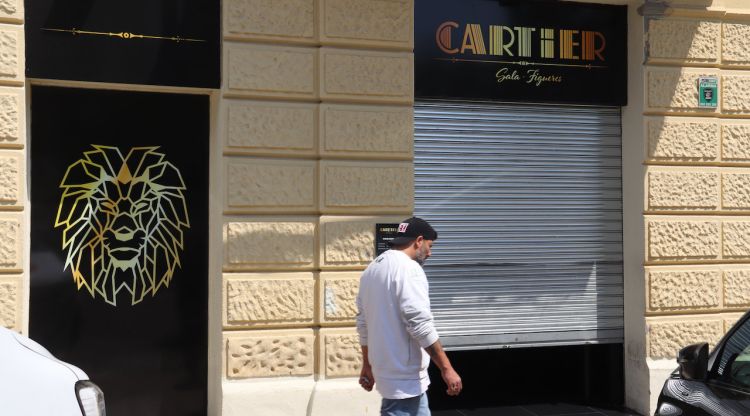 Façana del local Cartier de Figueres sancionat per promocionar l'entrada de dones gratuïta. ACN