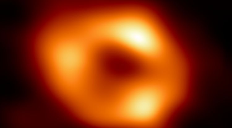 La primera imatge de Sgr A*, el forat negre supermassiu del centre de la Via Làctia, captada per la col·laboració internacional Event Horizon Telescope (EHT)