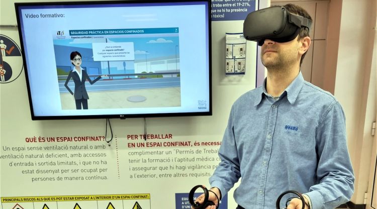 Un treballador de la fàbrica de cafè que Nestlé té a Girona provant el nou sistema de realitat virtual i tecnologia immersiva en 3D per prevenir accidents