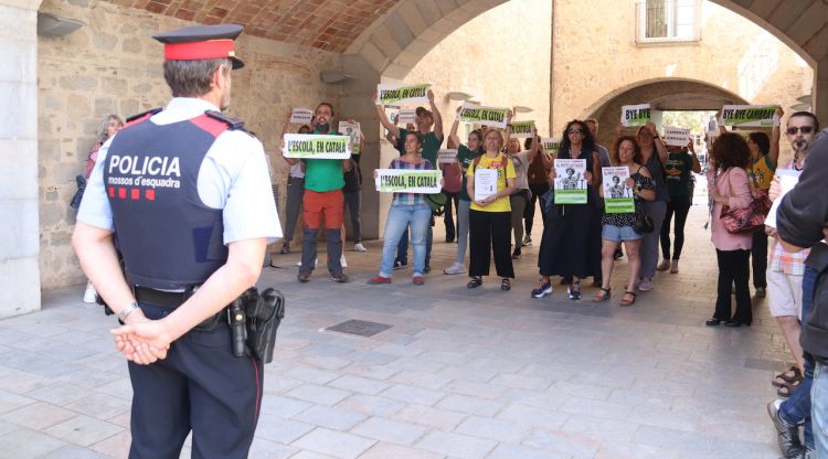 Professors i sindicalistes protesten en contra del conseller d'Educació Josep Gonzàlez Cambray. ACN