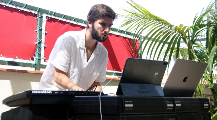 El polifacètic compositor i director d’orquestra Lucas Vidal, a la terrassa 'Chiringuito' de l‘Hotel Casa Bonay de Barcelona. ACN