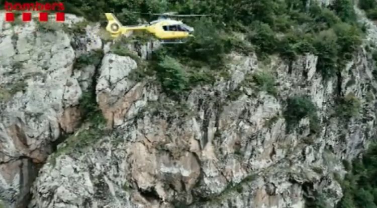 Un instant del rescat en helicòpter a Queralbs