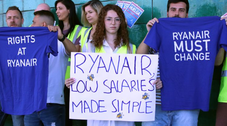 Una treballadora de cabina de Ryanair protesta contra els baixos salaris que els paga la companyia. ACN