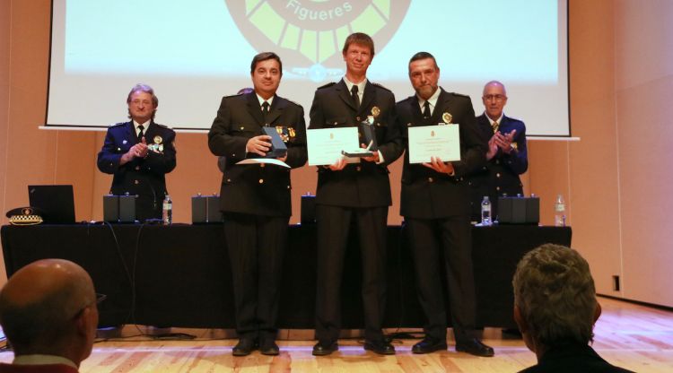 Tres agents de la Guàrdia Urbana de Figueres condecorats. ACN