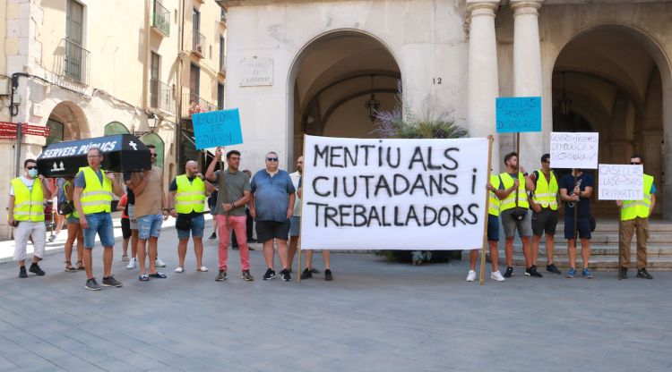Treballadors municipals porten un fèretre simulat a les portes de l'Ajuntament de Figueres com a protesta. ACN