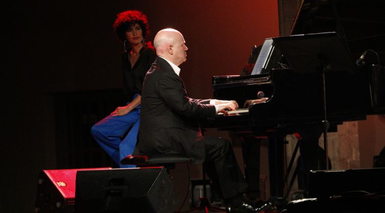 Albert Guinovart tocant el piano, amb Elena Gadel de fons al festival ISTIU. ACN