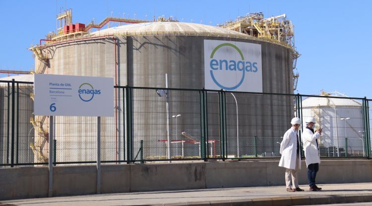 Un dels dipòsits de la planta de regasificació d’Enagás de Barcelona. ACN