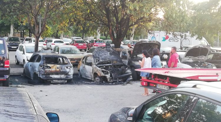 Alguns dels vehicles calcinats per l'incendi d'aquesta matinada. Anna Macau