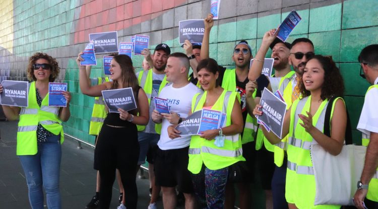 Treballadors de Ryanair es manifesten per reclamar el seu dret a vaga i per reivindicar millores laborals a l'aeroport del Prat. ACN