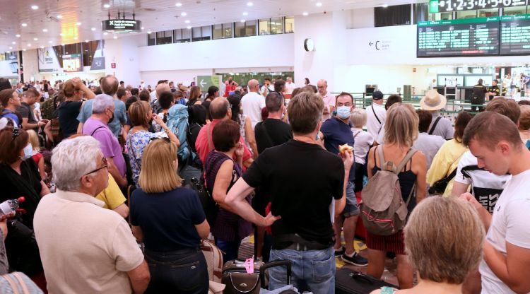 Passatgers afectats pels talls d'AVE entre Barcelona i Madrid esperen a l'estació de Sants. ACN