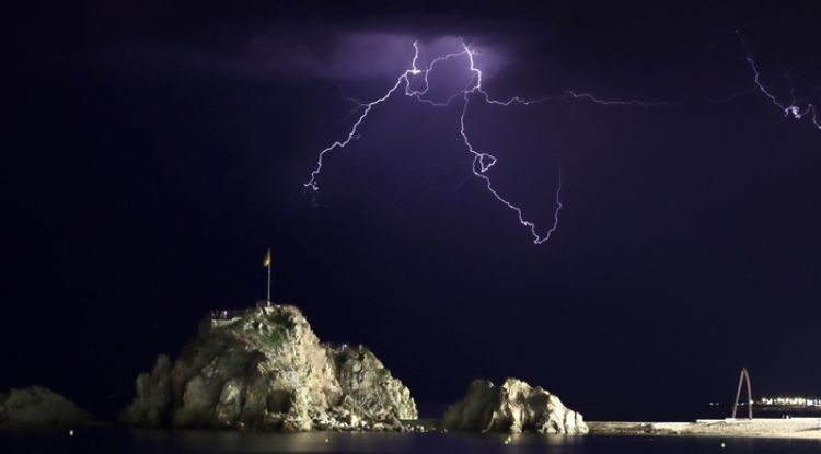 Una tempesta amb aparat elèctric a Blanes (arxiu). Llorens Llorens